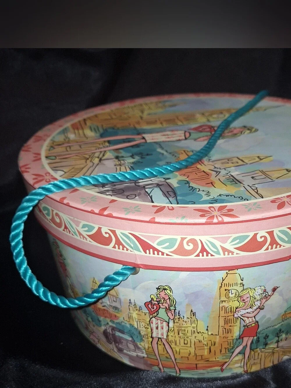 Vintage Hat Box~DJ Designs~London Chic Mod Girl~2009~Big Ben~14 Inch